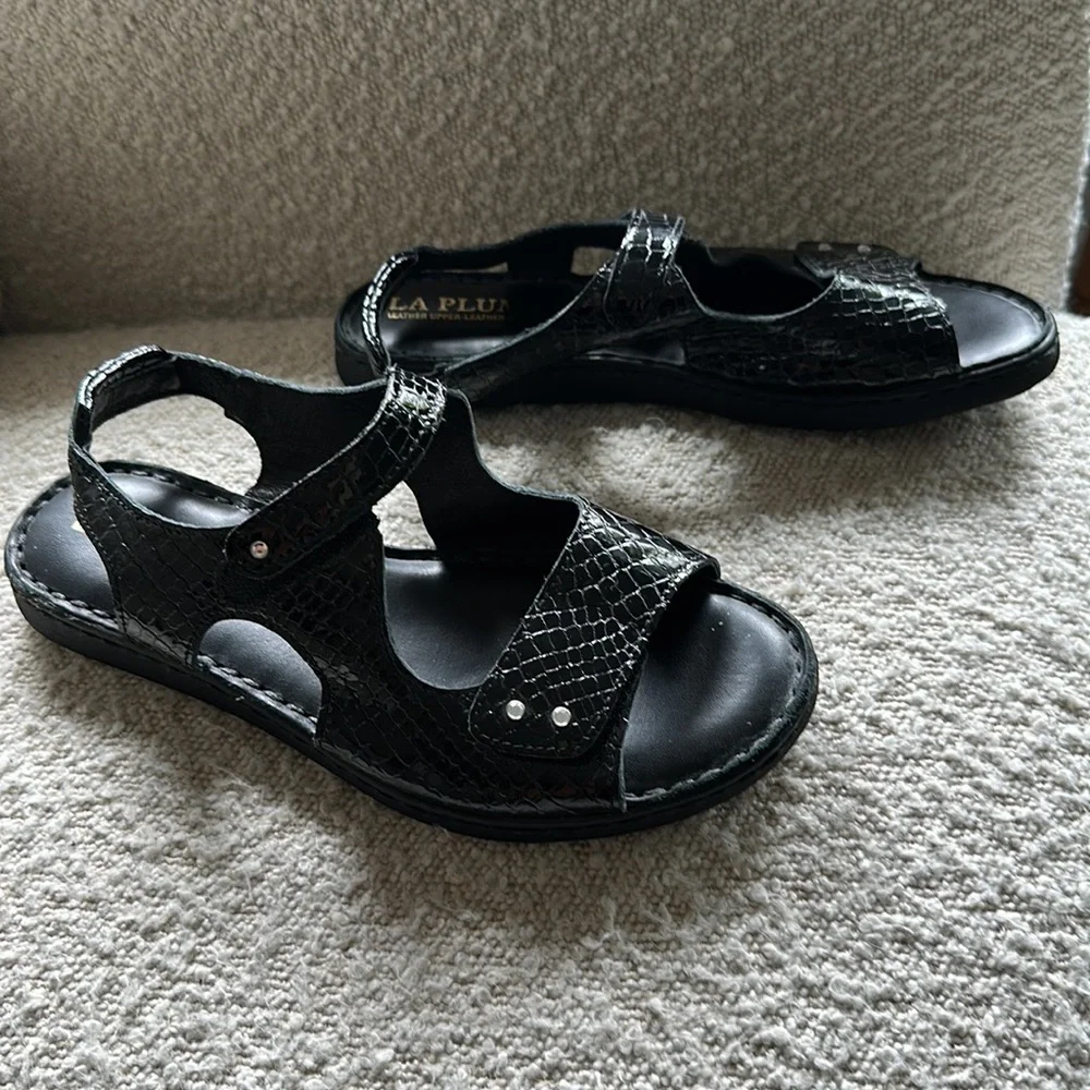 La Plume Italy black patent textured leather sling back sandals 🌸